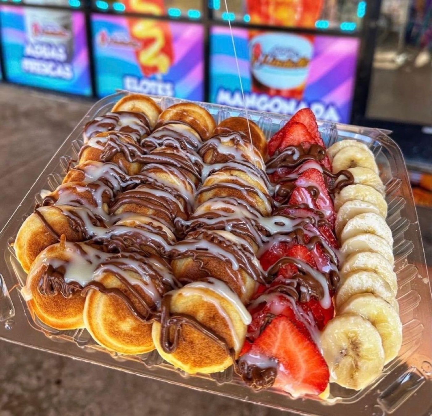 Bandeja especial de mini panqueques con chocolate, fresa y banano