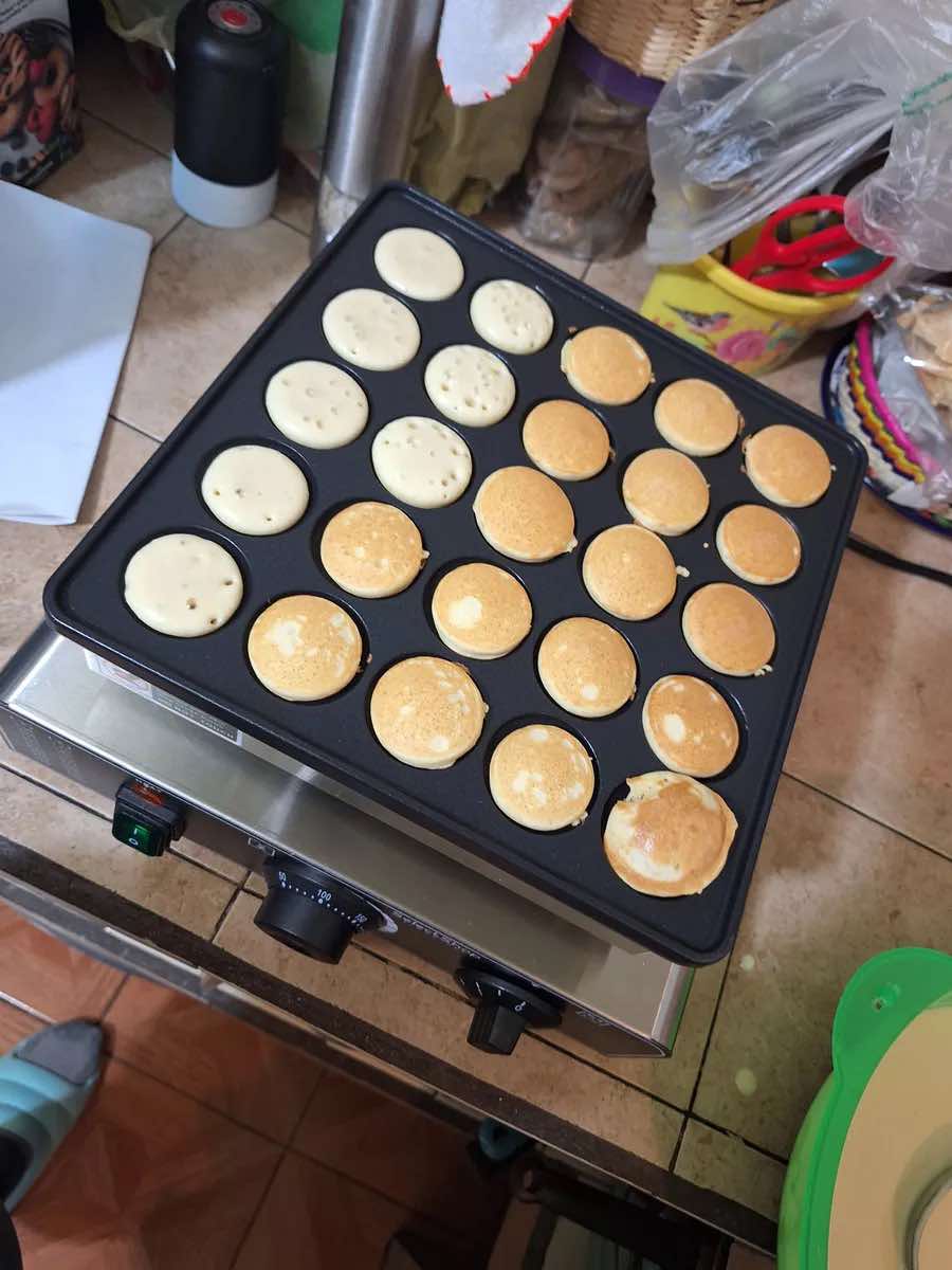 Cliente real usando la máquina en su cocina con panqueques dorados