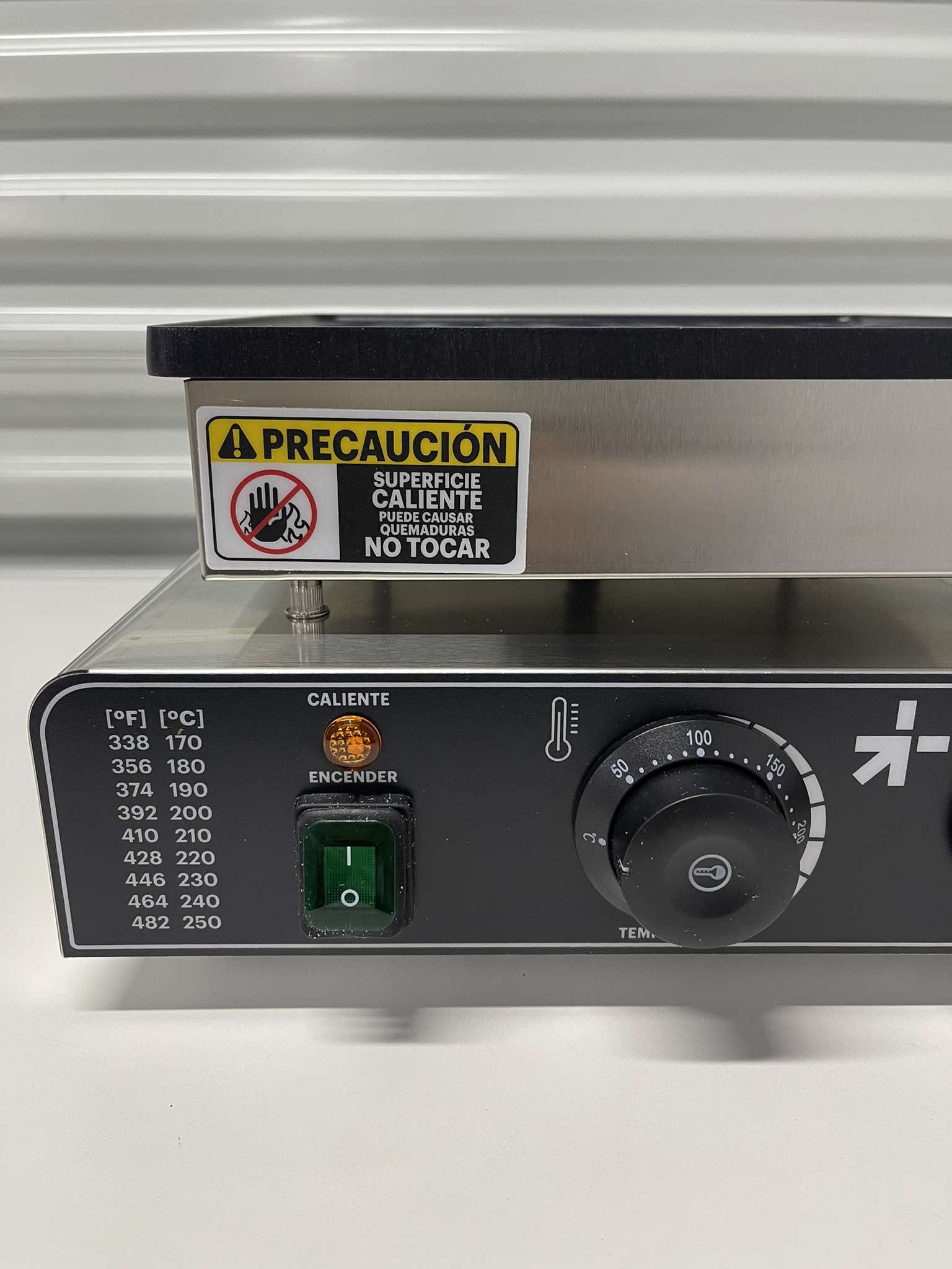 Detalle de controles: switch de encendido, termómetro y timer