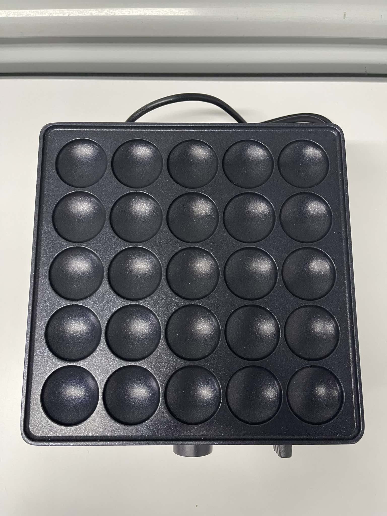 Detalle de las 25 cavidades de la placa antiadherente de teflón