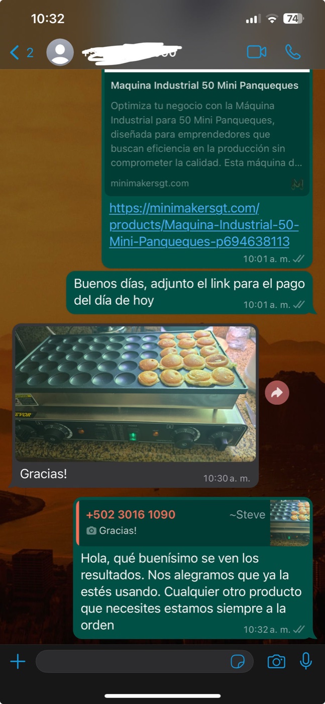Foto de máquina de 50 mini panqueques en uso con cliente agradeciendo