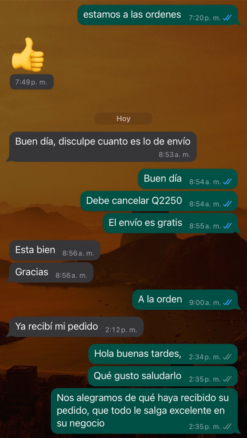 Conversación de WhatsApp confirmando envío gratis y recepción de pedido